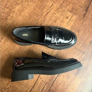 Zara Women Sz 38/7M Black Gloss Patent faux leather lug sole Penny Loafers NWOT